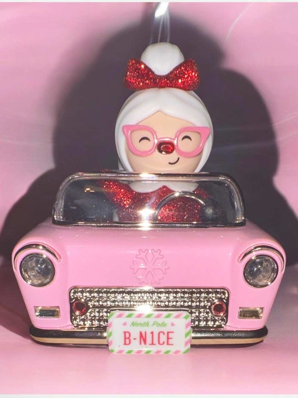 NWT Bath and Body Works White Barn Black and Pink Projector Ornament Wall Plug